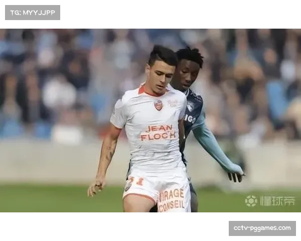 特写镜头：洛里昂老将勒费埃被换下时，主场球迷起立鼓掌致敬